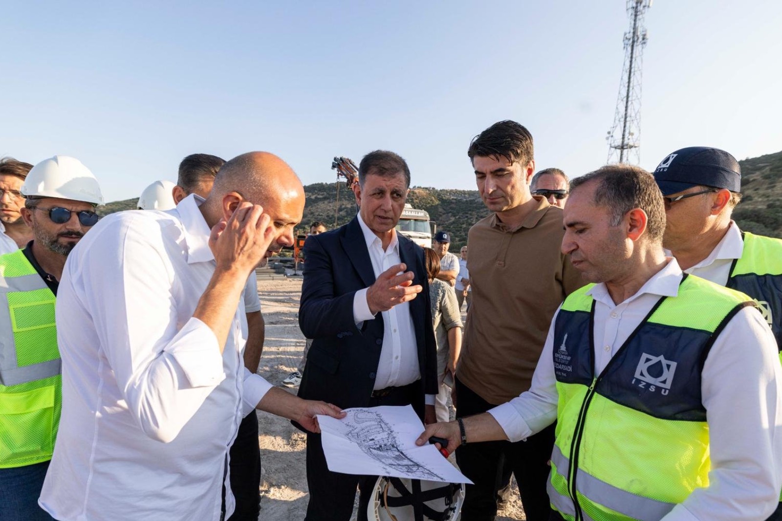 İZSU ekipleri saha planı üzerinde değerlendirme yapıyor
